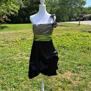 Damaged Size 9 Speechless Platinum One-Shoulder Dress